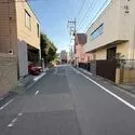 足立区西竹の塚２丁目 西側の前面道路幅員は約6mです。車のすれ違いや出し入れがスムーズに行える、ゆとりある道幅です。