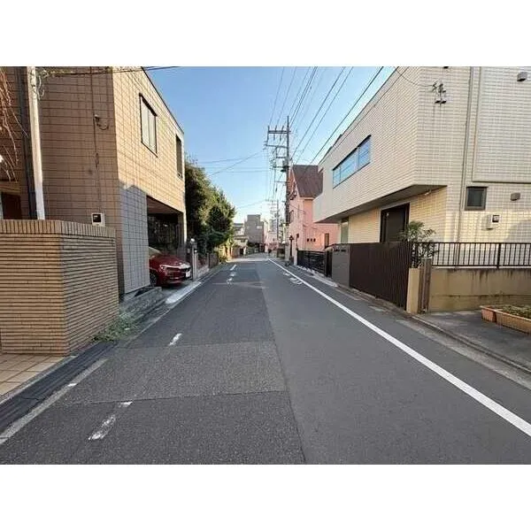 足立区西竹の塚2丁目 西側の前面道路幅員は約6mです。車のすれ違いや出し入れがスムーズに行える、ゆとりある道幅です。