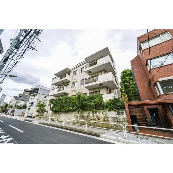 島津山ヒルズ 豊かな植栽に彩られた迎賓の趣を感じる外観。閑静な邸宅街にふさわしい上質な住まい