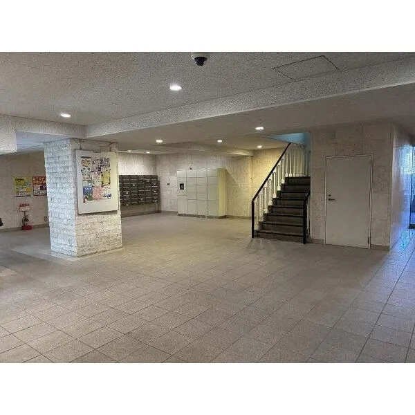 市川国府台マンション 広々としてマンションロビー