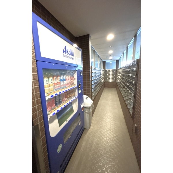グレーシアガーデンたまプラーザ（Ｆ棟） メールボックス前に自動販売機