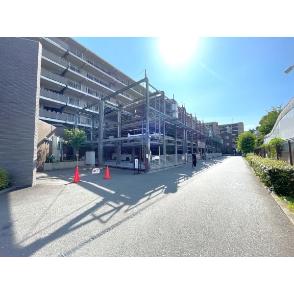 グレーシアガーデンたまプラーザ（Ｆ棟） 機械式駐車場！前面道路も広く入出庫しやすいです。