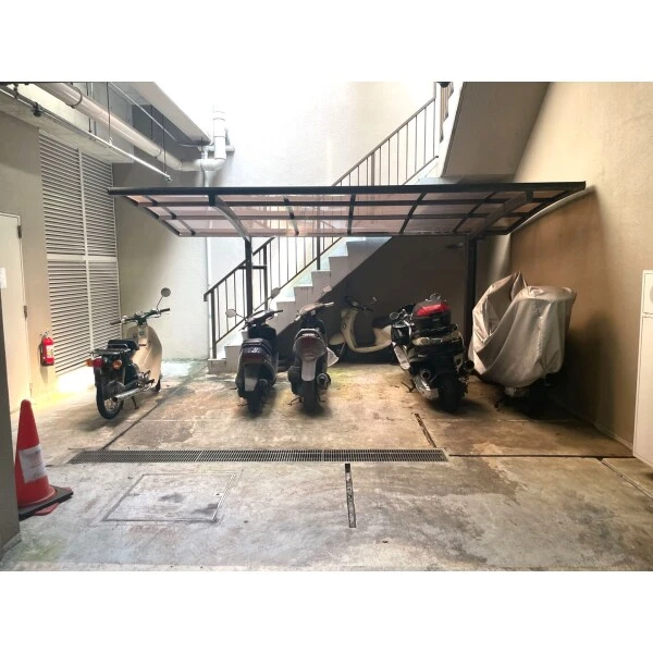 ライオンズマンション逗子披露山公園 バイク置場
