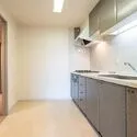 プランヴェール湘南茅ヶ崎 【キッチン】作業スペースをゆったり確保した使いやすいキッチン。上下の収納も充実！