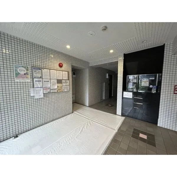 コスモ赤羽 居住者を迎えるエントランス