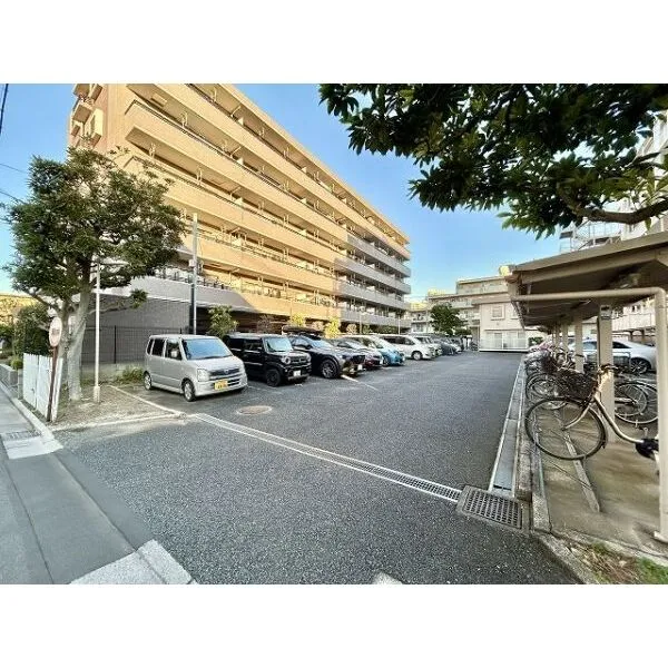 川口ハイデンス 平置きの駐車場。
