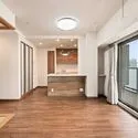 プレサンスロジェ上前津エグゼ 南向きバルコニーに面し、陽当り＆通風良好なLDK。採光面積が広く、開放感あふれる団らん空間です。