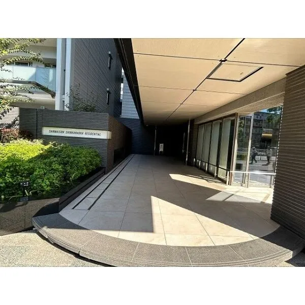 サンメゾン新金岡レジデンシャル 管理の行き届いたエントランススロープ