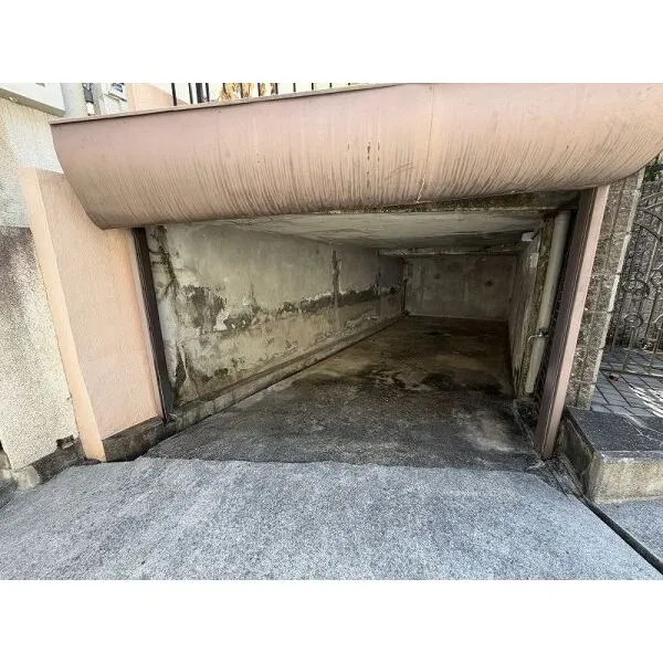 神戸市東灘区西岡本６丁目 屋根、水栓付き駐車場です。