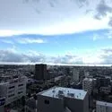 ザ・パークハウス本厚木タワー 地上22階建て制震構造マンション、10階部分。2室に跨る南向きバルコニーが備わり、陽当り・眺望良好。