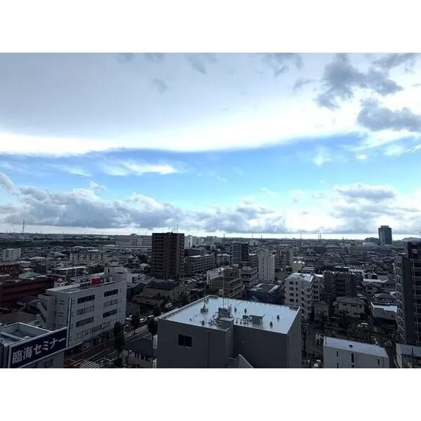 ザ・パークハウス本厚木タワー 地上22階建て制震構造マンション、10階部分。2室に跨る南向きバルコニーが備わり、陽当り・眺望良好。