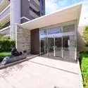 ライオンズ西宮北口室川町 自然光が差し込む、開放感あふれるエントランスです。
