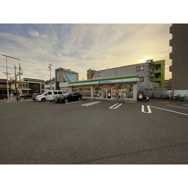 名古屋市中村区大秋町２丁目 ファミリーマート本陣通店（コンビニ）まで約400m（徒歩5分）