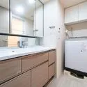 ＳＨＩＮＴＯ　ＣＩＴＹ（シントシティ） 【洗面室】ボウル一体型の人造大理石カウンターは継ぎ目が少なく、汚れが溜まりにくいためお手入れも簡単