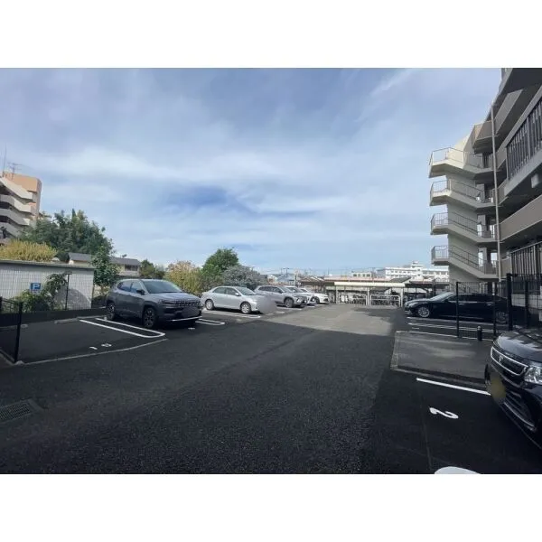 レヴィールファミリア上溝 駐車場