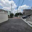 さいたま市緑区松木３丁目 前面道路：幅員：約6m(撮影年月：2026年07月)
