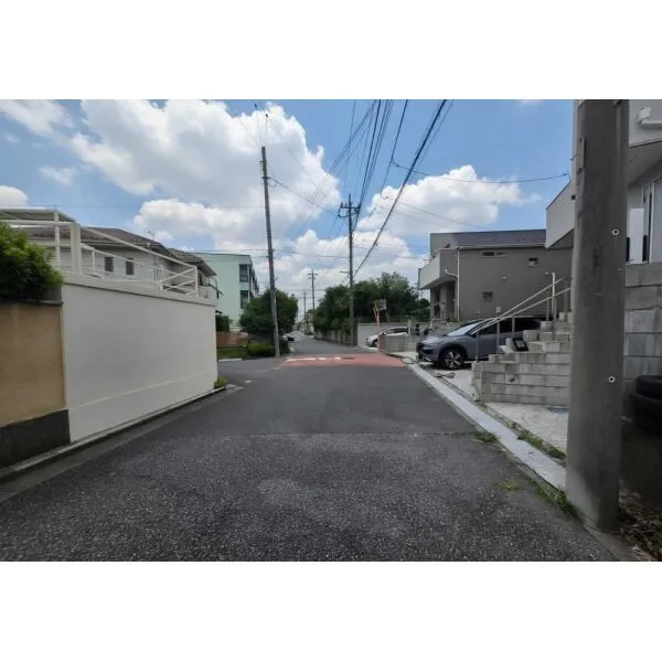 さいたま市緑区松木３丁目 前面道路：幅員：約6m(撮影年月：2026年07月)