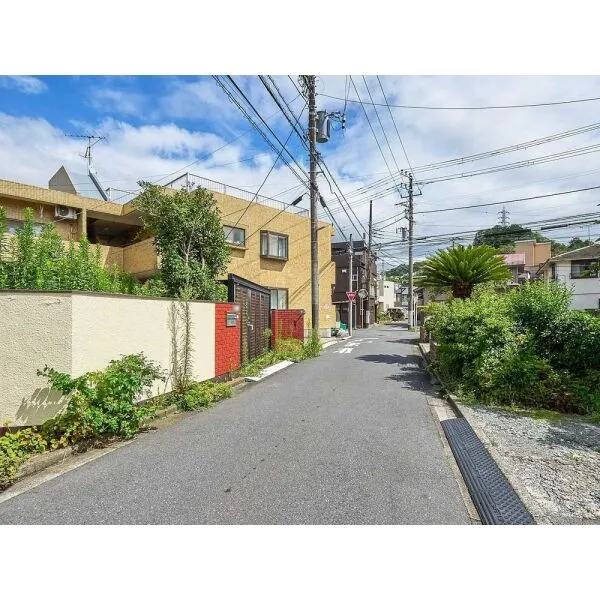 逗子市桜山1丁目 現地(古家あり):写真左側