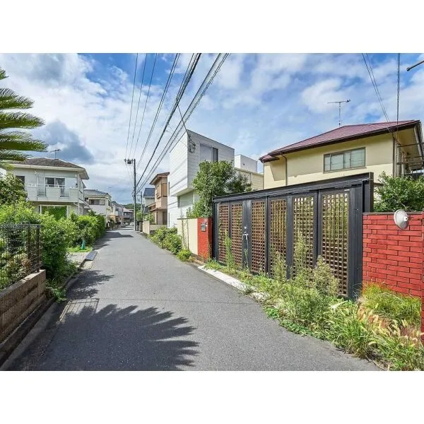 逗子市桜山1丁目 現地(古家あり):写真右側