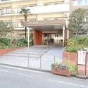 ノバカネイチ阿波座 緑豊かなマンションエントランス