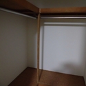 グランドメゾン六甲箕岡 【洋室約8.2畳】上部棚、ポール付きの便利な収納を設けております