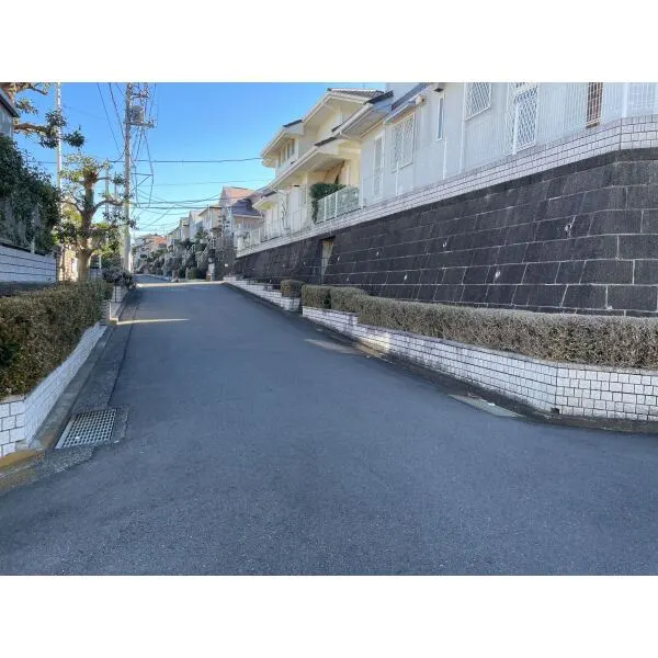 横浜市青葉区すみよし台 北側前面道路