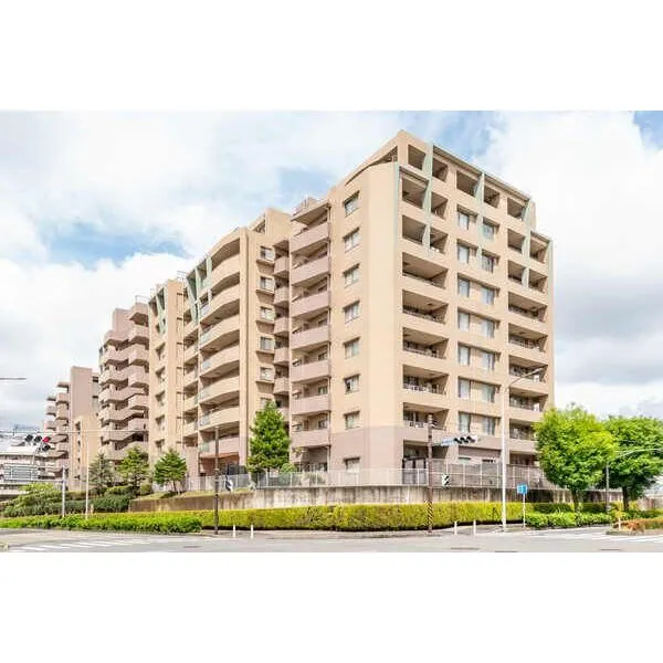 ライオンズヴィアーレ港北ニュータウン 9階建5階部分に位置します。オートロックやモニタ付きインターホンが採用されているマンションです。