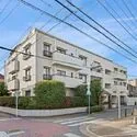 日岡町パークハウス 地上5階建ての2階部分、南向き角住戸です。大切なご家族の一員であるペットと暮らせます(細則有り)。