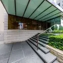パークコート広尾ヒルトップレジデンス 重厚な趣を醸す天然石の石積みと、邸宅としての構えを悠然と示すL字型の庇