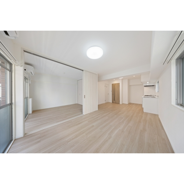 ニューハウス亀戸 LDK：洋室の引戸を開放すれば、LDKと一体化した空間が広がります