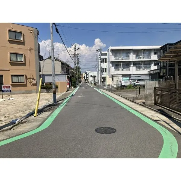 グレイスハウス 前面道路含む外観