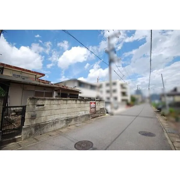 京都市右京区西京極郡町 小学校や幼保施設、複数の公園が徒歩圏内に揃います。子育て世帯にも暮らしやすいロケーションです。
