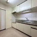 東急ドエルデュアルコート川口ウエストビュー キッチンは上下に収納が備わり、調理道具などすっきり片付きます。LDと洗面所へ出入りが可能です。