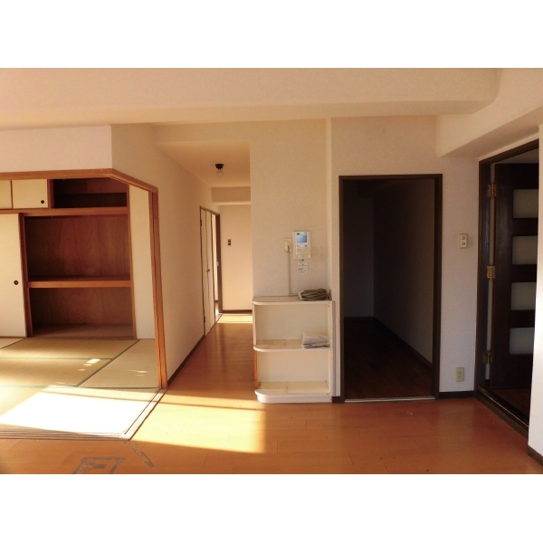 ライオンズステーションプラザ神戸 LD隣接和室の襖を開けておけばリビングと一体化した開放的な空間になります