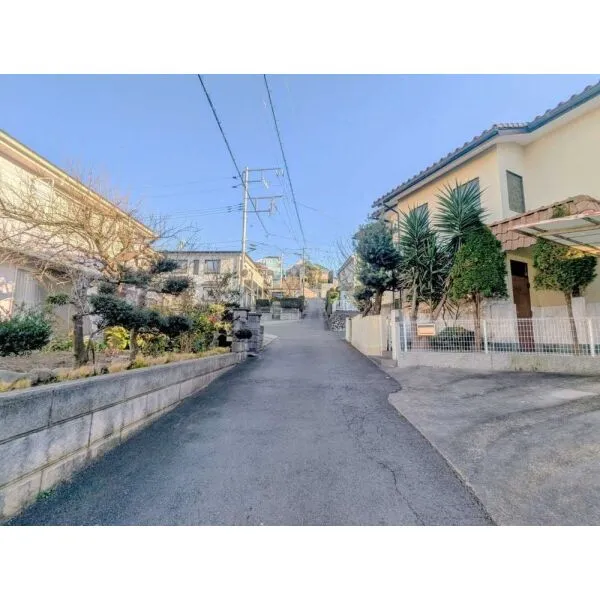 町田市高ヶ坂４丁目 前面道路(撮影年月：2025年12月)