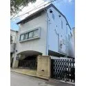 横浜市鶴見区豊岡町 東側道路に面しており、明るく開放感のあるロケーションです。1階は大型カーポート、駐車4台可能です・…