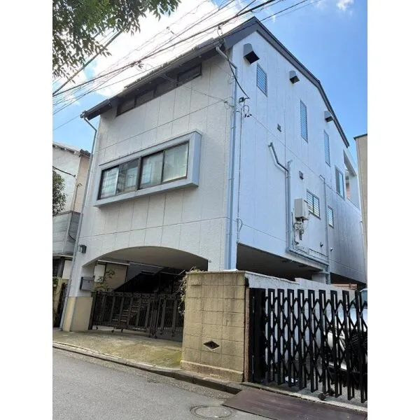 横浜市鶴見区豊岡町 東側道路に面しており、明るく開放感のあるロケーションです。1階は大型カーポート、駐車4台可能です・…