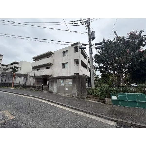 アデニウム菊名 現地外観を北側から撮影（景観は永続的に保証されるものではございません）
