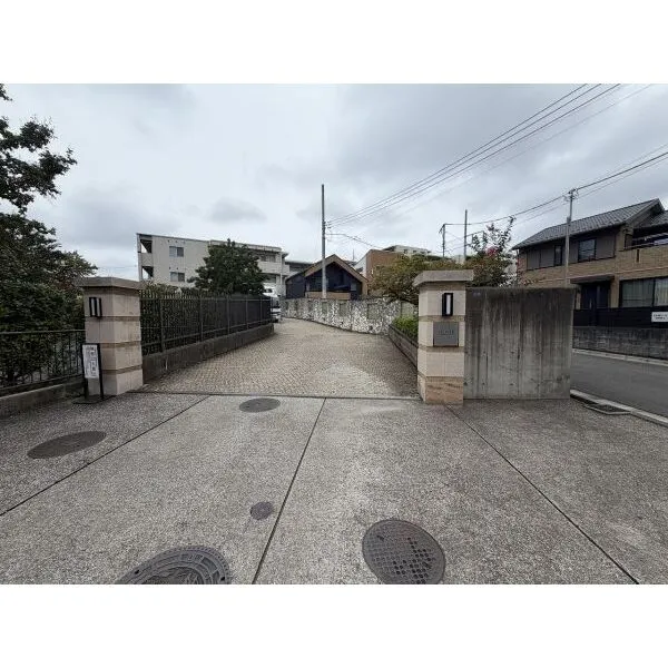 アデニウム菊名 現地外観を南側から撮影（景観は永続的に保証されるものではございません）
