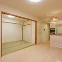 ユニヴェルシオール学園の丘 実物の室内写真を元に、家具を消す加工を行ったイメージ写真です。