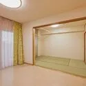 ユニヴェルシオール学園の丘 実物の室内写真を元に、家具を消す加工を行ったイメージ写真です。