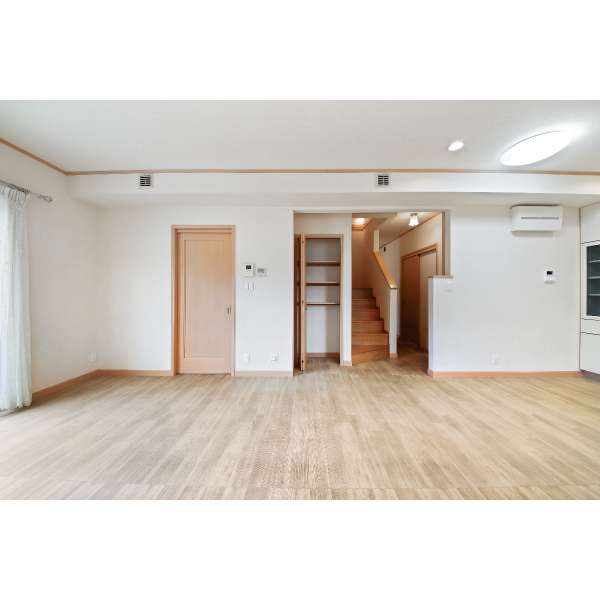 柏市酒井根４丁目 LDK西側の収納と階段