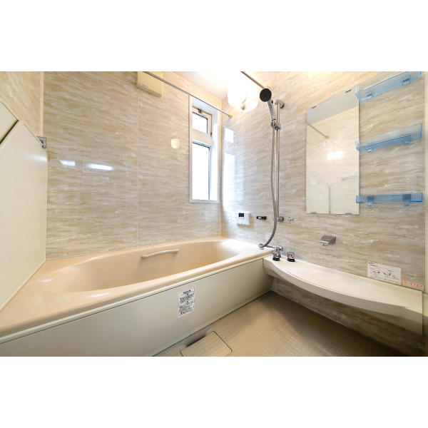 柏市酒井根４丁目 明るい窓付浴室