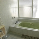 豊中市清風荘１丁目 １階浴室です。窓があるため使用後やお掃除中にも換気が可能です。