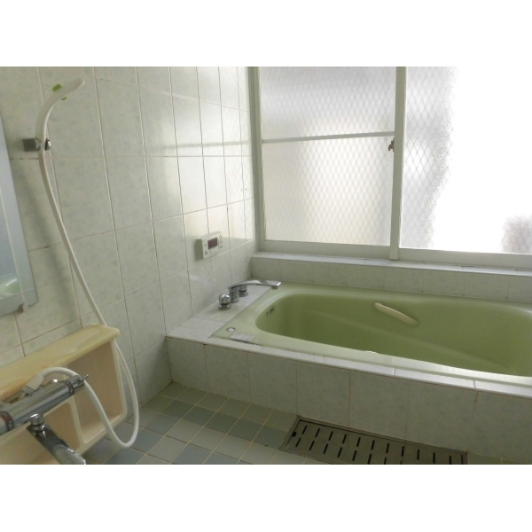 豊中市清風荘１丁目 １階浴室です。窓があるため使用後やお掃除中にも換気が可能です。