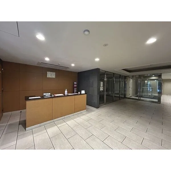 ファミール東銀座グランスイートタワー 管理人受付のあるエントランス