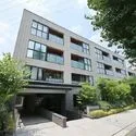 リストレジデンス等々力 イチョウ並木が連なる駒沢公園通り沿いに佇む低層レジデンス。外壁はボーダータイルを採用。アースカラー…