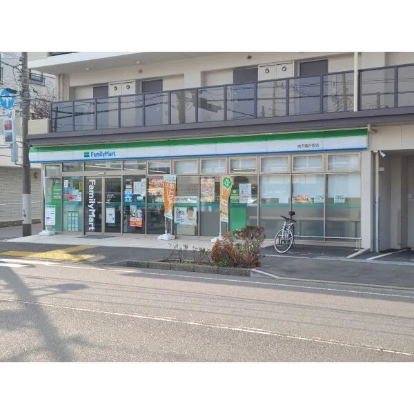 横浜市泉区緑園6丁目 ファミリーマート南万騎が原店(コンビニ)まで約460m(徒歩6分)