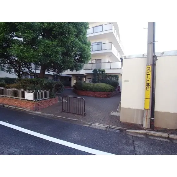 上野毛ビューハイツ西棟のエントランス