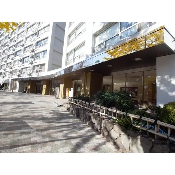 湯島ハイタウンA棟のエントランス